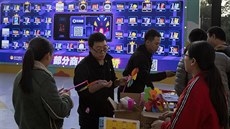 Obyvatelé Pekingu dostávají dárky v rámci hry, jejím cílem je propagace...