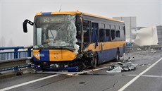 Pi nehod autobusu, dodávky s návsem a osobního auta se u Beclavi zranilo...
