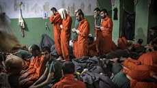 Bojovníci Islámského státu zadržovaní ve věznici u syrského města Hasaka (26....