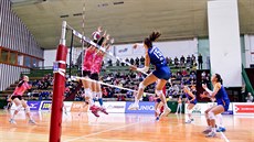Olomoucká volejbalistka Eva Hodanová sme�uje p�es prost�jovský dvojblok.