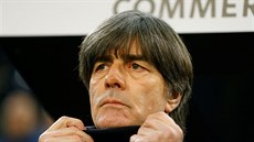 N�mecký trenér Joachim Löw sleduje zápas svých sv��enc� proti B�lorusku.
