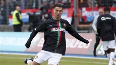 Portugalec Cristiano Ronaldo stílí na bránu bhem rozcviky ped zápasem proti...