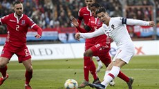 Portugalec Cristiano Ronaldo (v bílém) odehrává balon bhem zápasu proti...