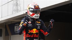 Max Verstappen z Red Bullu se raduje z triumfu ve Velké cen Brazílie formule 1.
