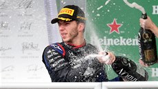 Pierre Gasly z Toro Rosso se raduje z druhého místa ve Velké cen Brazílie...