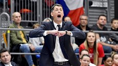 Trenér českého týmu Štefan Svitek uděluje svým svěřenkyním pokyny během zápasu...