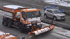 Osobní automobily projídjí 13. listopadu 2019 po dálnici D1 poblí Vtrného...