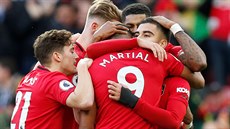 Fotbalisté Manchesteru United se radují z gólu Andrease Pereiry.