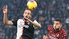 Gonzalo Higuain, útoník Juventusu, hlavikuje ped Theem Hernandezem z AC...