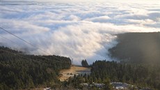 Inverze vykouzlila pod Je�t�dem mo�e mlhy.