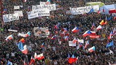 Jet ped zahájením demonstrace na velkoploných obrazovkách organizátoi...