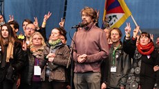 Dan Bárta zpívá hymnu na demonstraci za demokracii v Praze na Letné. (16....