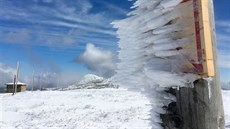 První letoní sníh v Krkonoích. Pohled z rozcestí u Luní hory pes kapliku...