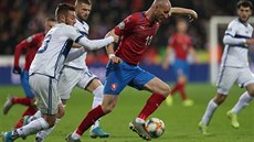 eský útoník Michael Krmeník uniká kosovským obráncm v utkání kvalifikace o...