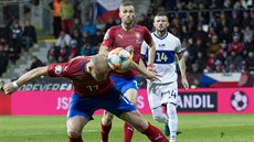 eský útoník Michael Krmeník zakonuje v zápase kvalifikace proti Kosovu.