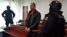 Obžalovaného Romana Piteľa pečlivě stráží těžkooděnci vězeňské stráže. (11....