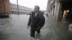 V Benátkách kvli záplavám uzaveli námstí svatého Marka. Na snímku je...