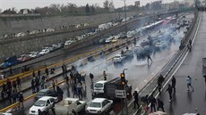 Íránci protestují proti zdražování benzinu. (16. listopadu 2019)