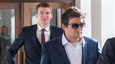 Pavel Kozák (vlevo) a Matou Bulí picházejí k Okresnímu soudu v Písku.