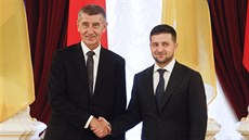 Ukrajinský prezident Volodymyr Zelenskyj vítá eského premiéra Andreje Babie v...