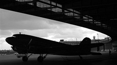 Berlín Tempelhof - Rozinkový bombardér C-47 Skytrain (Rosinenbomber)