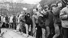 Studenti pardubického gymnázia pili 21. listopadu 1989 podpoit studenty...