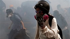 Demonstranti se brání proti slznému plynu v areálu univerzity v Hongkongu. (18....