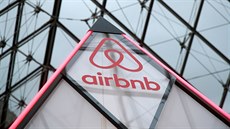 Logo společnosti Airbnb ve skleněné pyramidě v Louvru | na serveru Lidovky.cz | aktuální zprávy