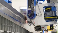 Automatizovaný vláknový umisťovací stroj staví část křídla Boeingu 777X v...