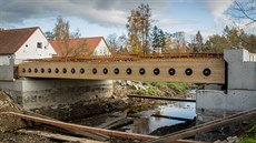 Most z krovcového deva staví v Bohunicích na Prachaticku. Projektant se...