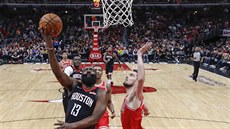 Zakonuje James Harden z Houstonu, vpravo Tomá Satoranský z Chicaga.