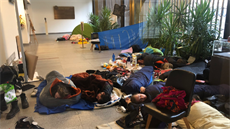 Spící aktivisté ve vestibulu Karolina  rektorátu UK. (15.11. 2019)