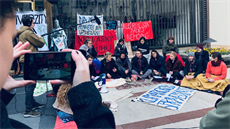 Stávkující studenti se fotí ped vestibulem Karolina  rektorátu UK. (15.11....