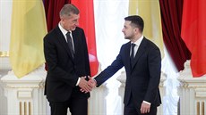 Ukrajinský prezident Volodymyr Zelenský vítá eského premiéra Andreje Babie v...