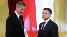 Ukrajinský prezident Volodymyr Zelenský vítá eského premiéra Andreje Babie v...