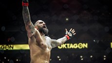 MMA zápasník Michal Martínek slaví úspnou obhajobu pásu ampiona Oktagonu.