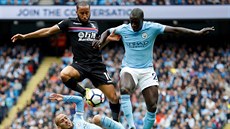 Benjamin Mendy (vpravo) z Manchesteru City (vpravo) v utkání proti Crystal...