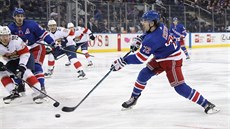 Filip Chytil z New York Rangers stílí gól v zápase s Floridou.