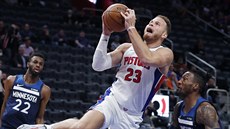 Detroitský basketbalista Blake Griffin zakonuje na ko Minnesoty. Pihlíí...