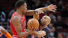 Taj Gibson (vpravo) z New Yorku brání chicagského Wendella Cartera Jr.