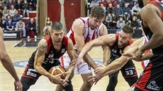Svitavští basketbalisté Pavel Slezák (vlevo) a Sean O'Brien se perou o míč s...