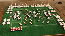 Fotbalová kolekce vánoních zdob je k vidní v Zámeckém sklepení v Litomyli.