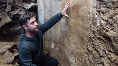 Archeolog z Muzea Komenského Zdenk Schenk ukazuje ást gotického portálu ze...