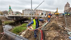 Dlníci u nyní dokonují hrubou stavbu mostu v olomoucké Komenského ulici,...