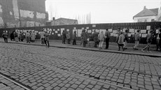 Snímek Vladislava Galgonka zachycující olomoucký protest proti reimu 28. ledna 1990 na tehdejím námstí Míru (dnes Horní námstí).
