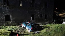 Siln� opilý �idi� v Pot�tátu nezvládl �ízení a vyjel ze silnice, auto poté...