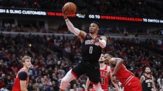 Russell Westbrook (0) z Houstonu míí s míem do koe Chicaga, Lauri Markkanen,...