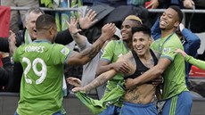 Fotbalisté Seattle Sounders oslavují finálovou trefu Raúla Ruidíaze (bez dresu).