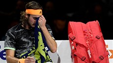 Stefanos Tsitsipas odpoívá bhem boj na londýnském Turnaji mistr.