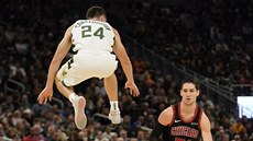 Pat Connaughton z Milwaukee si vyskoil na Ryana Arcidiacona z Chicaga.